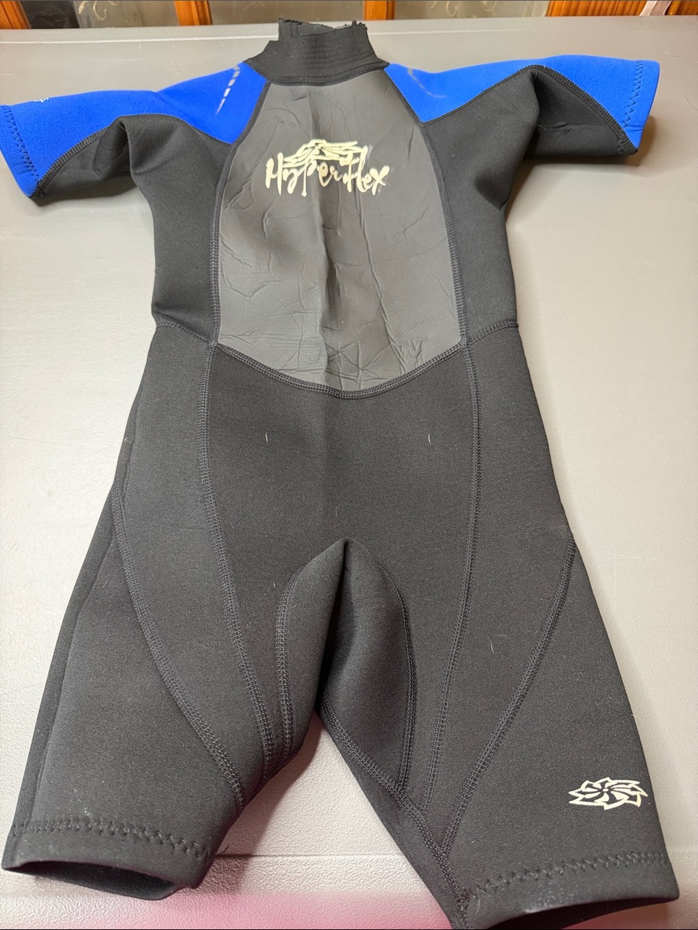 🌊 Kid’s Black & Blue Hyperflex Wetsuit. Size: 6